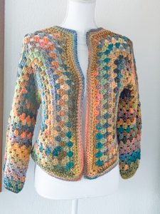 Cardigan esagonale granny all'uncinetto mix