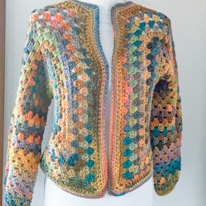Cardigan esagonale granny all'uncinetto mix