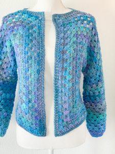 Cardigan esagonale granny all'uncinetto blu
