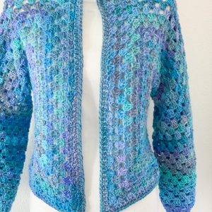 Cardigan esagonale granny all'uncinetto blu