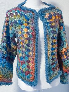 Cardigan esagonale granny all'uncinetto blu petrolio