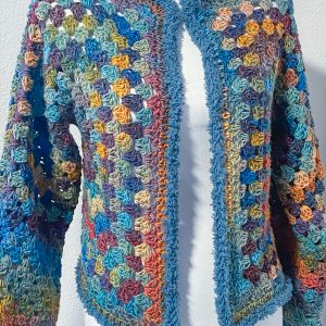 Cardigan esagonale granny all'uncinetto blu petrolio