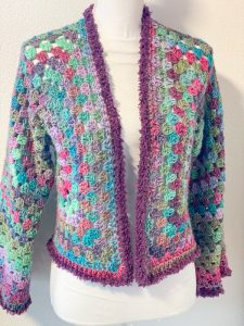 Cardigan esagonale granny all'uncinetto rosso scuro