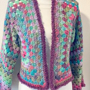 Cardigan esagonale granny all'uncinetto rosso scuro