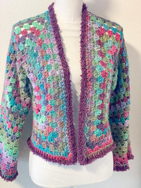 Cardigan esagonale granny all'uncinetto rosso scuro