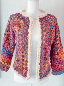 Cardigan esagonale granny all'uncinetto bordeaux
