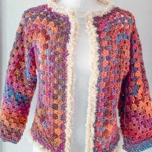 Cardigan esagonale granny all'uncinetto bordeaux