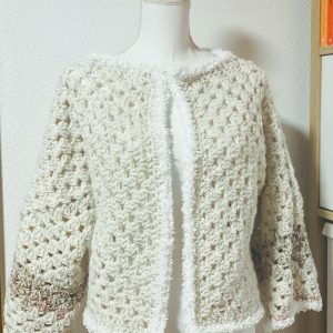 Cardigan esagonale granny all'uncinetto panna