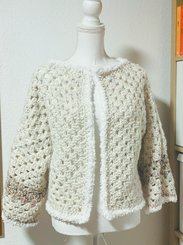 Cardigan esagonale granny all'uncinetto panna