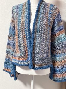 Cardigan asimmetrico con bordino blu