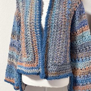 Cardigan asimmetrico con bordino blu