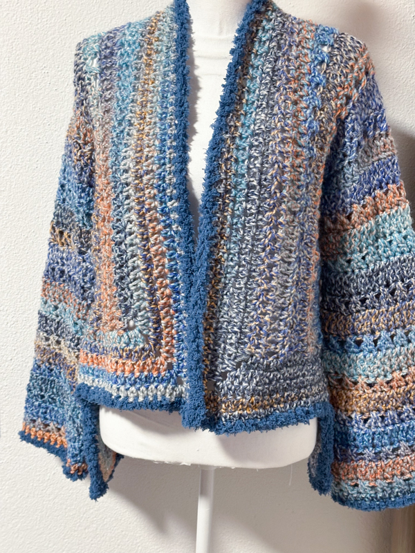 Cardigan asimmetrico con bordino blu