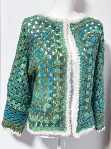 Cardigan esagonale granny all'uncinetto verde e panna