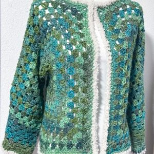 Cardigan esagonale granny all'uncinetto verde e panna