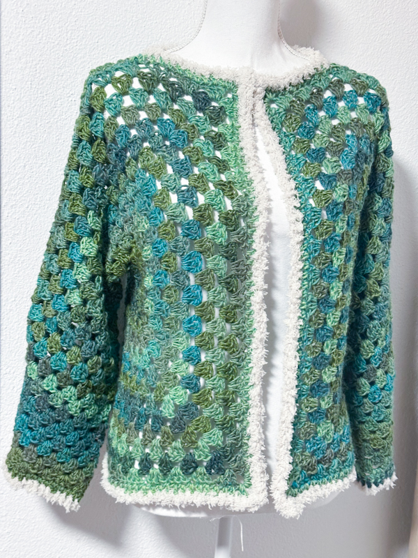 Cardigan esagonale granny all'uncinetto verde e panna