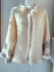 Cardigan esagonale granny all'uncinetto panna