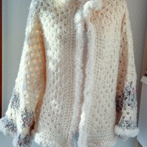 Cardigan esagonale granny all'uncinetto panna