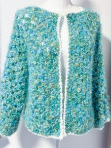 Cardigan esagonale granny all'uncinetto verde alpaca