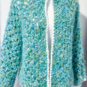 Cardigan esagonale granny all'uncinetto verde alpaca