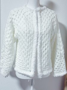 Cardigan esagonale granny all'uncinetto bianco neve