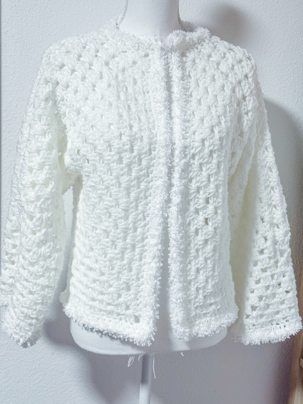 Cardigan esagonale granny all'uncinetto bianco neve