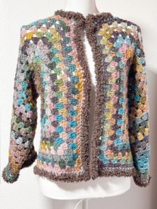 Cardigan esagonale granny all'uncinetto marrone rosa