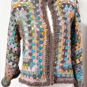 Cardigan esagonale granny all'uncinetto marrone rosa