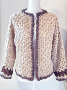 Cardigan esagonale granny all'uncinetto marrone beige
