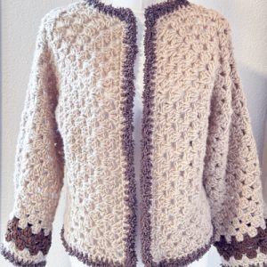 Cardigan esagonale granny all'uncinetto marrone beige
