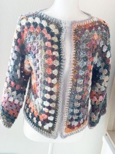Cardigan esagonale granny all'uncinetto nero grigio rosa