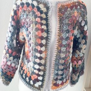 Cardigan esagonale granny all'uncinetto nero grigio rosa