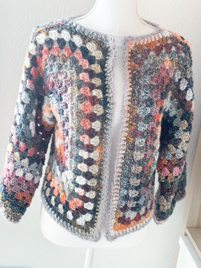 Cardigan esagonale granny all'uncinetto nero grigio rosa