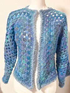 Cardigan esagonale granny all'uncinetto blu III