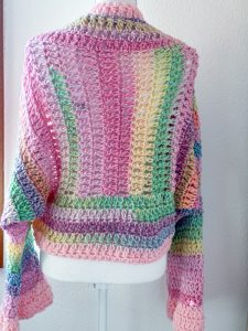 bolero rosa mix ad uncinetto su manichino