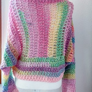 bolero rosa mix ad uncinetto su manichino