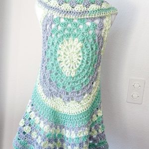 gilet boho mandala verde pastello ad uncinetto su manichino