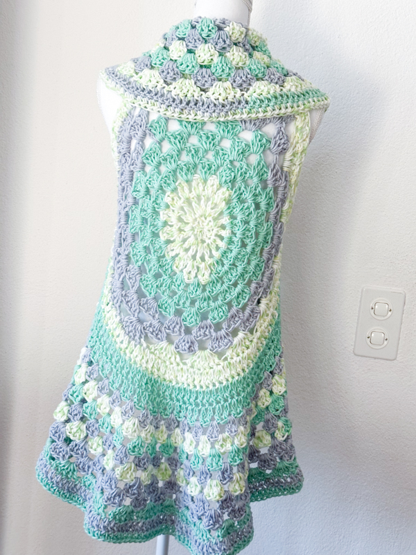 gilet boho mandala verde pastello ad uncinetto su manichino