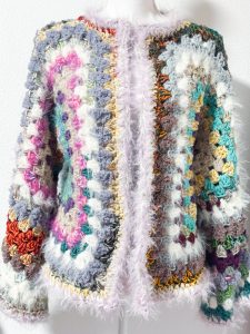 cardigan granny esagonale rosa ad uncinetto su manichino