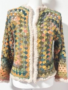 cardigan granny esagonale ocra ad uncinetto su manichino