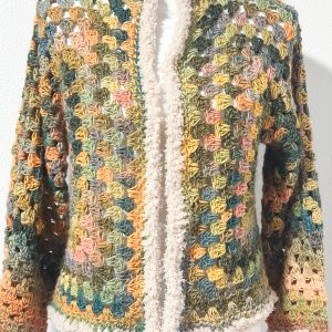 cardigan granny esagonale ocra ad uncinetto su manichino