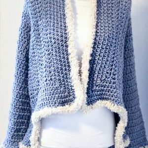 Cardigan asimmetrico blu con bordo panna ad uncinetto