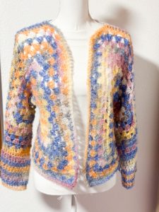 Cardigan granny esagonale ad uncinetto arancione blu